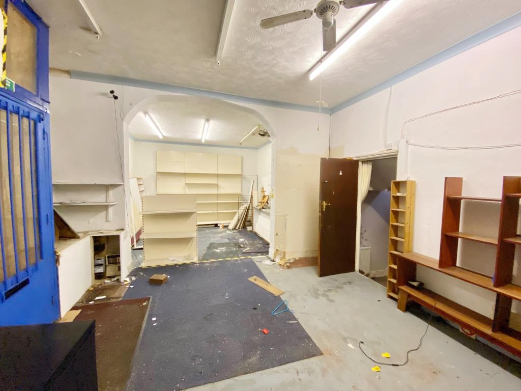 Lot: 29 - TWO FREEHOLD COTTAGES AND A FORMER CONVENIENCE STORE WITH POTENTIAL -